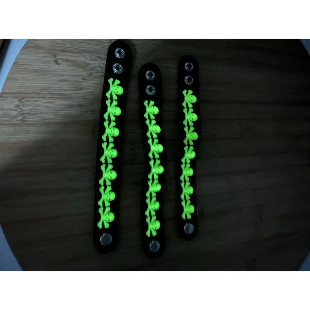 Skull And Bones Glow‎ In The Dark Brackets Set Of 3